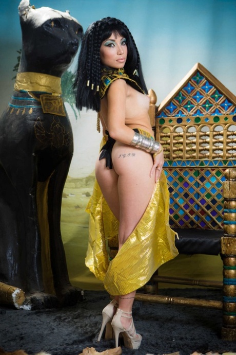 Cleopatra sexy model pics